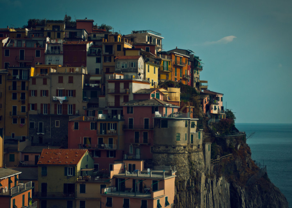 Houses on a hillside. 1499px x 1067px.